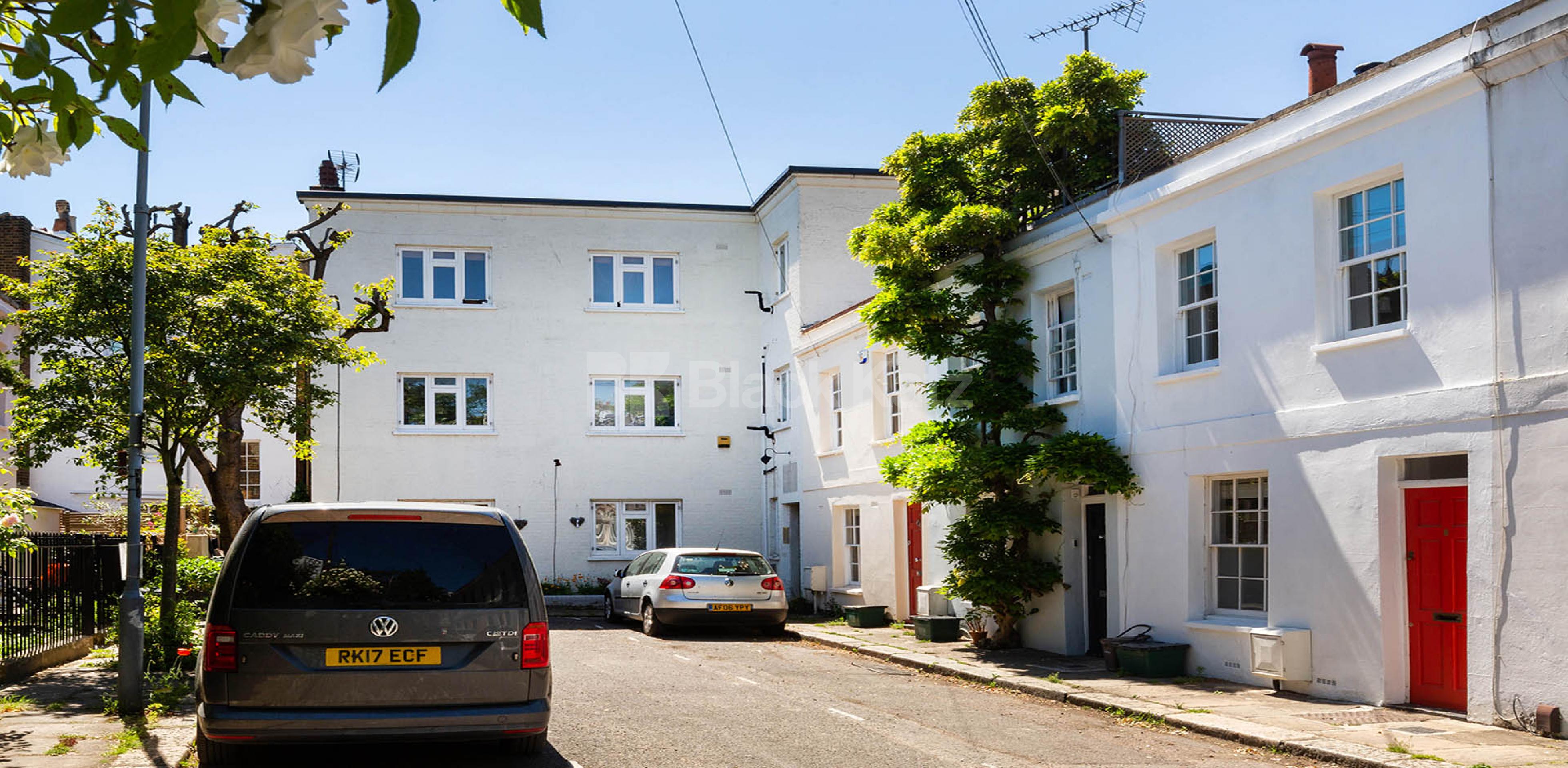 Spacious two bed with a modern kitchen, tiled modern bathroom, mins to tube Fortess Grove, Kentish Town NW5